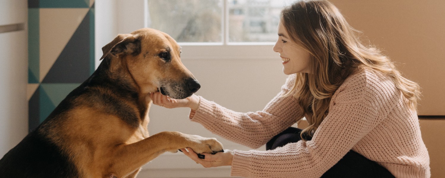 Frau mit Hund in Zimmer